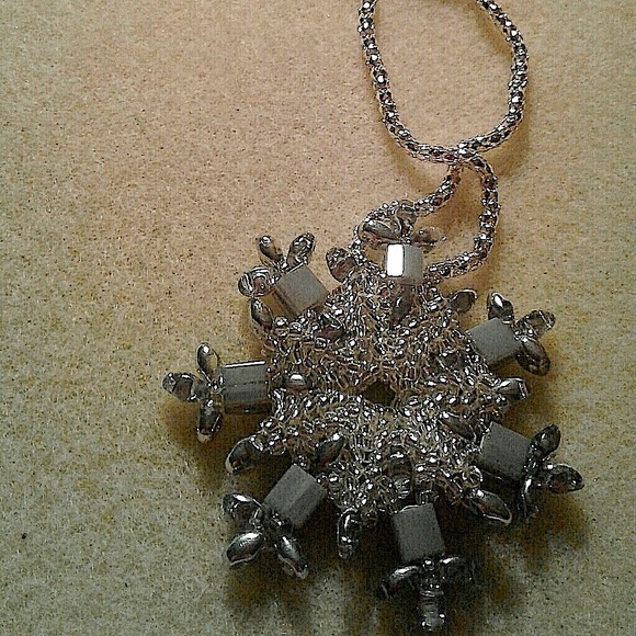 “Snowflake” beaded completely reversible necklace. - Picture 1 of 3